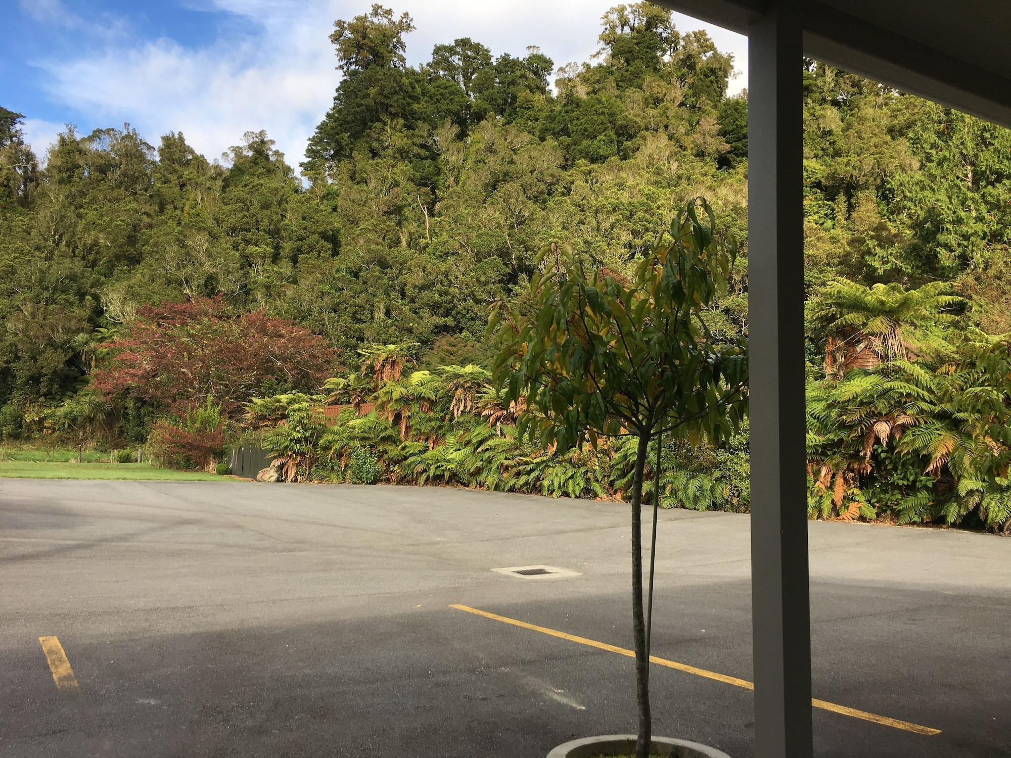 Franz Josef Oasis Hotel Exterior photo