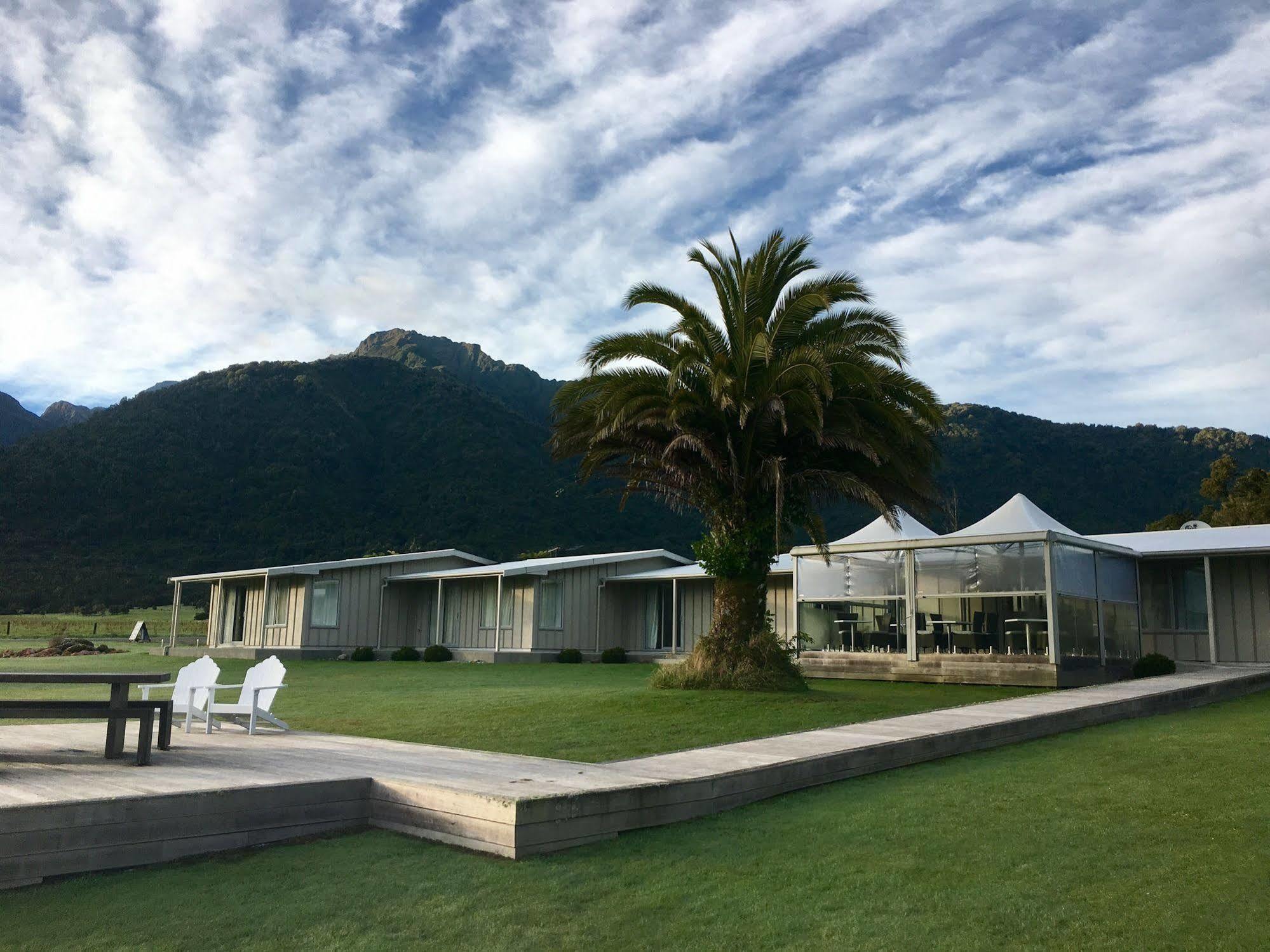 Franz Josef Oasis Hotel Exterior photo