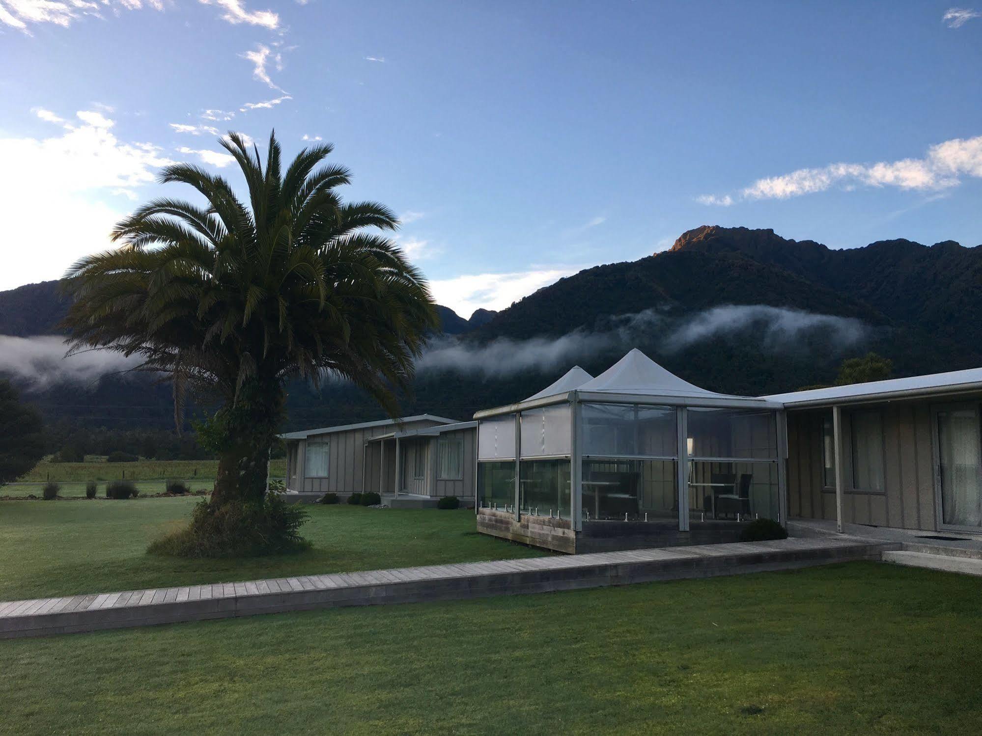 Franz Josef Oasis Hotel Exterior photo