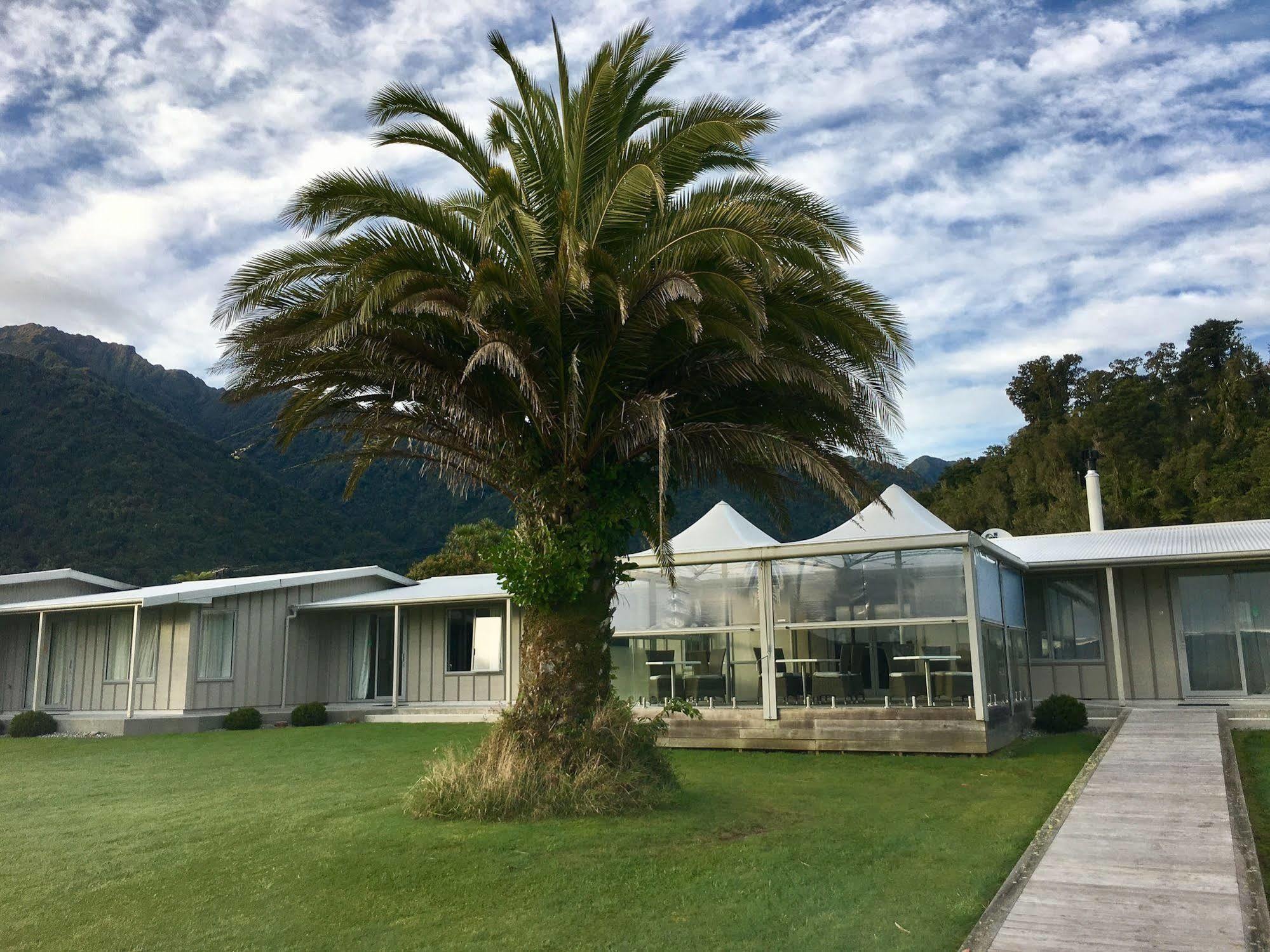 Franz Josef Oasis Hotel Exterior photo